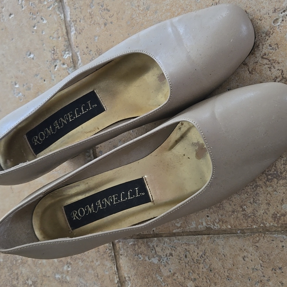 Woman's beige pumps